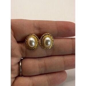 Vintage Gold Tone Oval Faux Pearl Stud Earrings – Textured Frame Classic Style